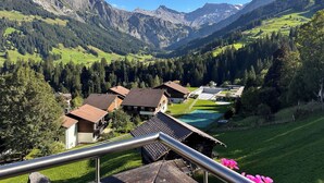 A mountain village with traditional houses, a swimming pool, and a view of the surrounding mountains. - Waldrand Appartement/Fewo, Bad, WC, 2 Schlafräume 3-Zimmerwohnung by Interhome (Adelboden)