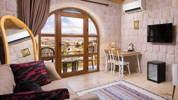 Una habitación acogedora con sofá, mesa de comedor y televisor.