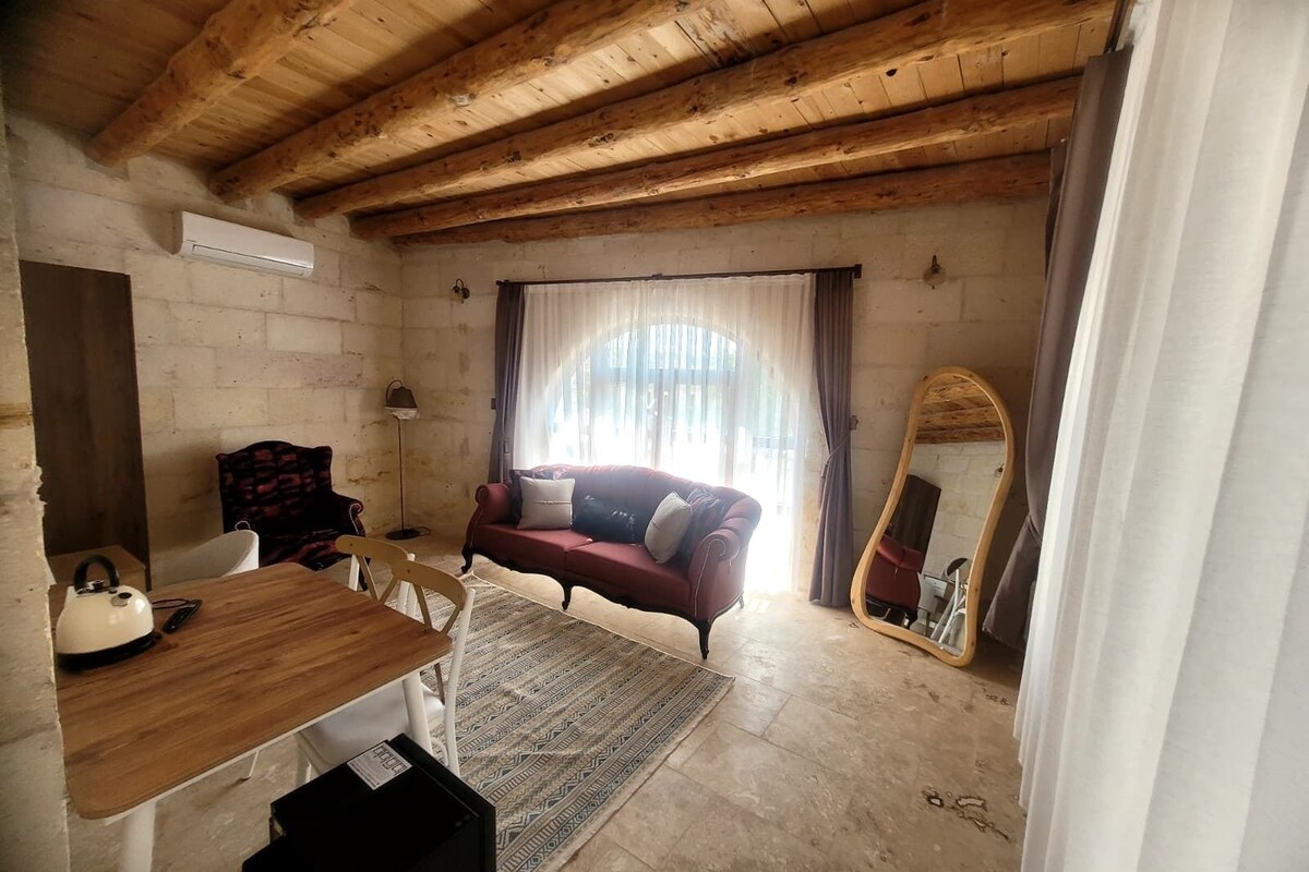 Double Room, 1 Queen Bed, Air conditioning, Valley View | Living area