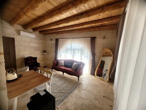 Double Room, 1 Queen Bed, Air conditioning, Valley View | Living area - Vespera Cappadocia (ürgüp)