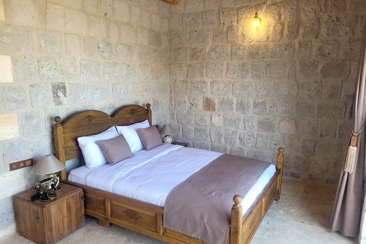 Double Room, 1 Queen Bed, Valley View | Desk, free WiFi