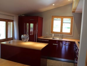 A modern kitchen with a central island, a built-in oven, and a window above the sink. - Haus Baumann Appartement/Fewo, Bad, WC, 4 oder mehr Schlafräume 5 Zimmerwohnung by Interhome (Adelboden)