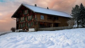 A wooden cabin with a snow-covered roof, surrounded by snow, and a clear sky. - Flott Appartement/Fewo, Dusche und Bad, WC, 1 Schlafraum 2.5-Zimmerwohnung by Interhome (Adelboden)