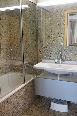 Unclassified image, 5 of 13, button - Schützenrain Appartement/Fewo, Bad, WC, 2 Schlafräume 3.5-Zimmerwohnung by Interhome (Adelboden)