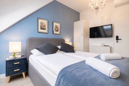 Cozy AC Room Near Hauptbahnhof | Smart TV & Self Check-In