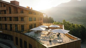 A rooftop terrace with outdoor seating and a view of the surrounding landscape. - KURVE Apartments & Lounge Appartement/Fewo, Bad, WC, 2 Schlafräume by Interhome (Adelboden)