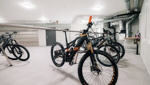 Uma área para guardar bicicletas, com várias bicicletas presas em suportes.