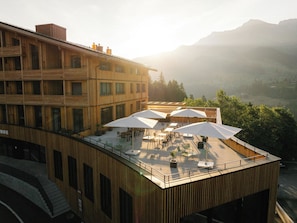 A rooftop terrace with outdoor seating and a view of the surrounding landscape. - KURVE Apartments & Lounge Appartement/Fewo, Bad, WC, 2 Schlafräume by Interhome (Adelboden)