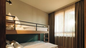 A bunk bed room with a desk and a window with curtains. - KURVE Apartments & Lounge Appartement/Fewo, Bad, WC, 2 Schlafräume by Interhome (Adelboden)