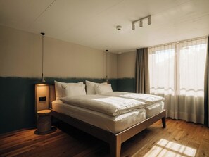 A bedroom with a bed, bedside lamps, and a window with curtains. - KURVE Apartments & Lounge Appartement/Fewo, Bad, WC, 3 Schlafräume by Interhome (Adelboden)