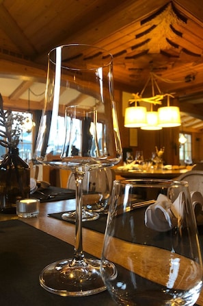 A bar area with empty wine glasses and a candle on the counter. - Schermtanne Appartement/Fewo, Dusche oder Bad, WC, 2 Schlafräume Wohnung Nr 1 by Interhome (Adelboden)
