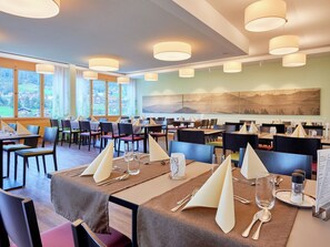 Dining - Ferien- und Familienhotel Alpina Familienzimmer, Dusche, WC, Standard by Interhome (Adelboden)