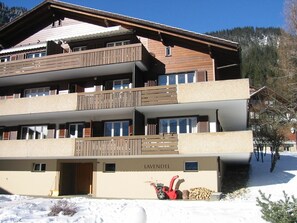 A multi-story building with balconies, a ski lift, and a snowy landscape. - Lavendel AP B22 Appartement/Fewo, Bad, WC, 3 Schlafräume 4-Zimmerwohnung by Interhome (Adelboden)