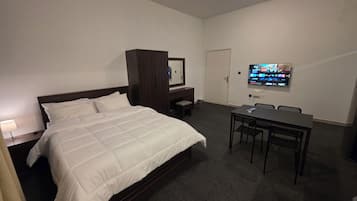 1 habitación, tabla de planchar con plancha, internet y ropa de cama