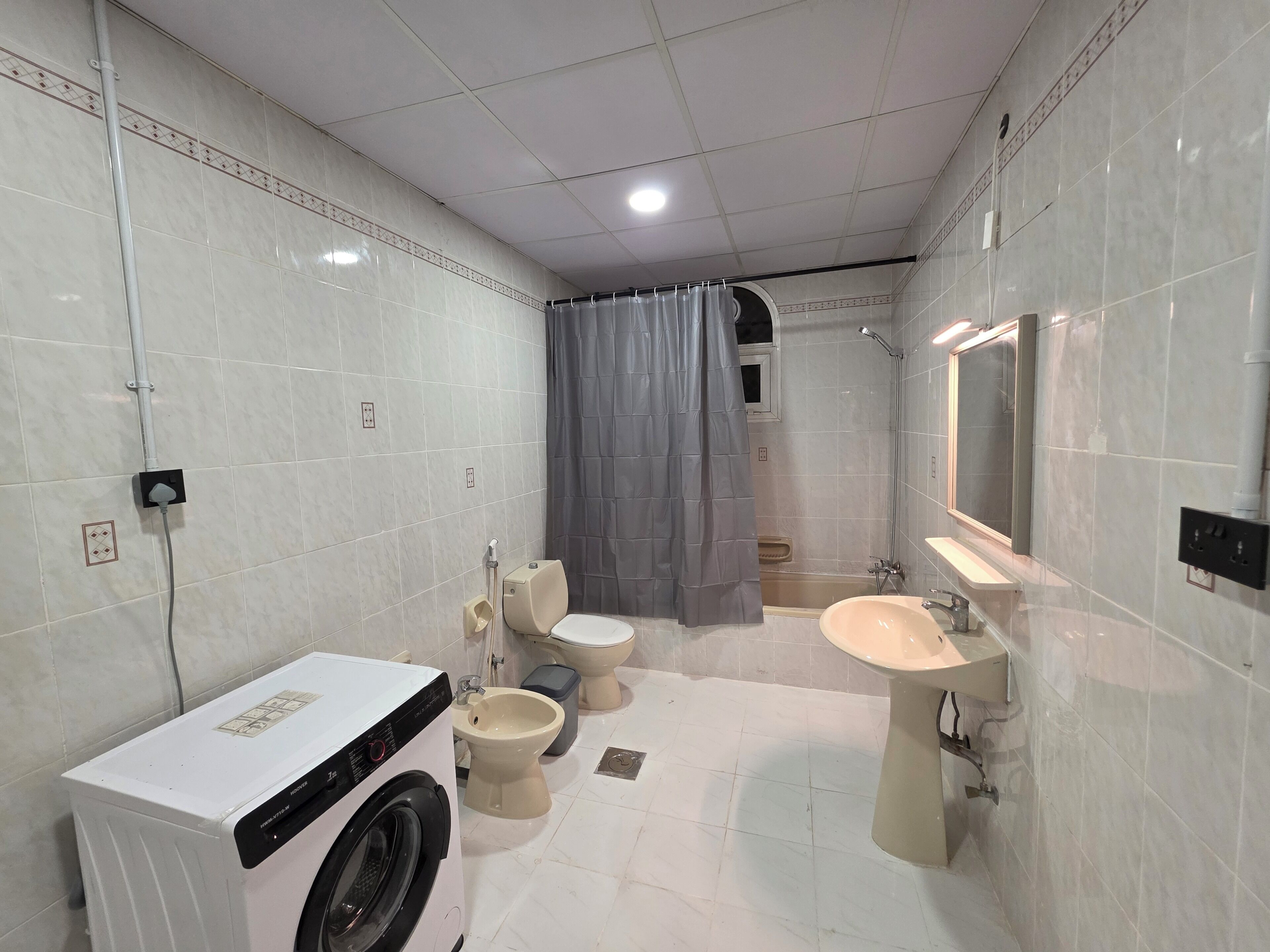 Regadera, secadora de cabello, bidet, toallas 
