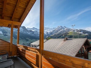 A wooden balcony with a view of snow-capped mountains. - Loft Erlebnis Adelboden Appartement/Fewo, Dusche, WC, 2 Schlafräume by Interhome (Adelboden)