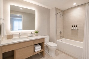 Suite | Badezimmer | Kostenlose Toilettenartikel, Haartrockner, Handtücher, Seife