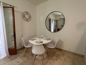 Dining - Vrbo Property (Avignon)