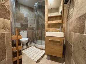 Bathroom - Vrbo Property (Avignon)