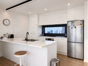 Fridge, microwave, oven, stovetop - Townhouse in Pakuranga (Auckland)