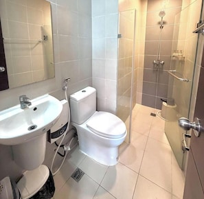 Shared Dormitory, 1 Bedroom, Accessible, Smoking | Bilik Mandi