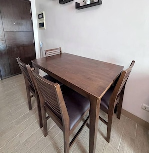Shared Dormitory, 1 Bedroom, Accessible, Smoking | Tempat makan