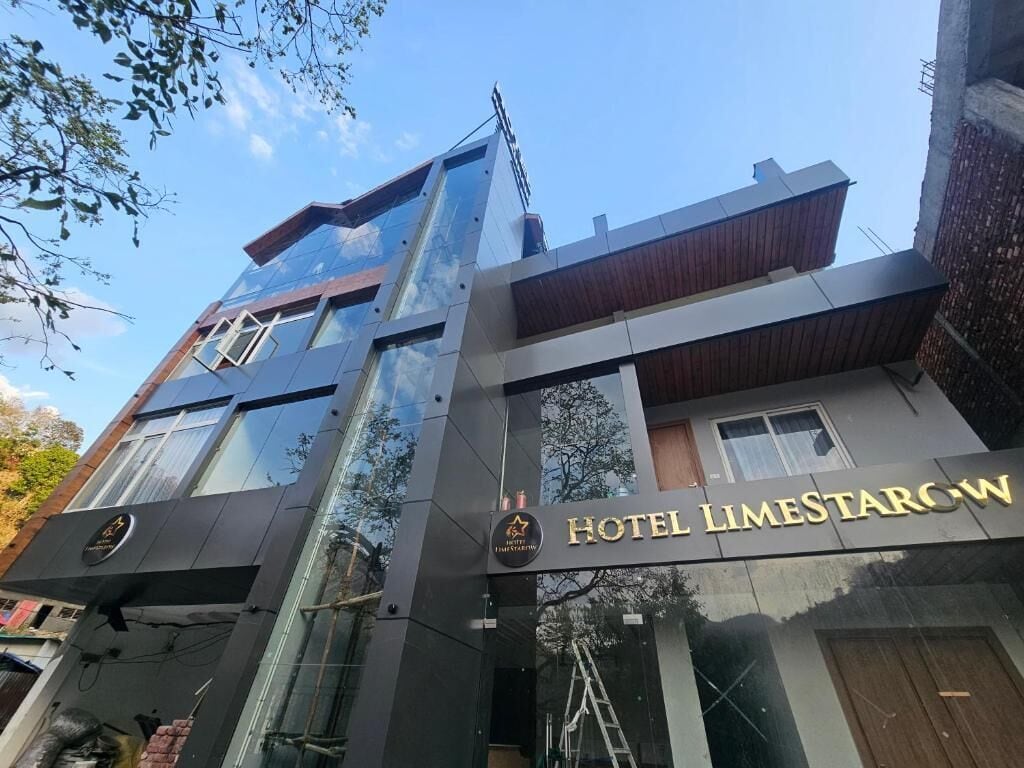 Een modern hotelgebouw met een opvallend bord waarop 'HOTEL LIMESTAROW' staat.