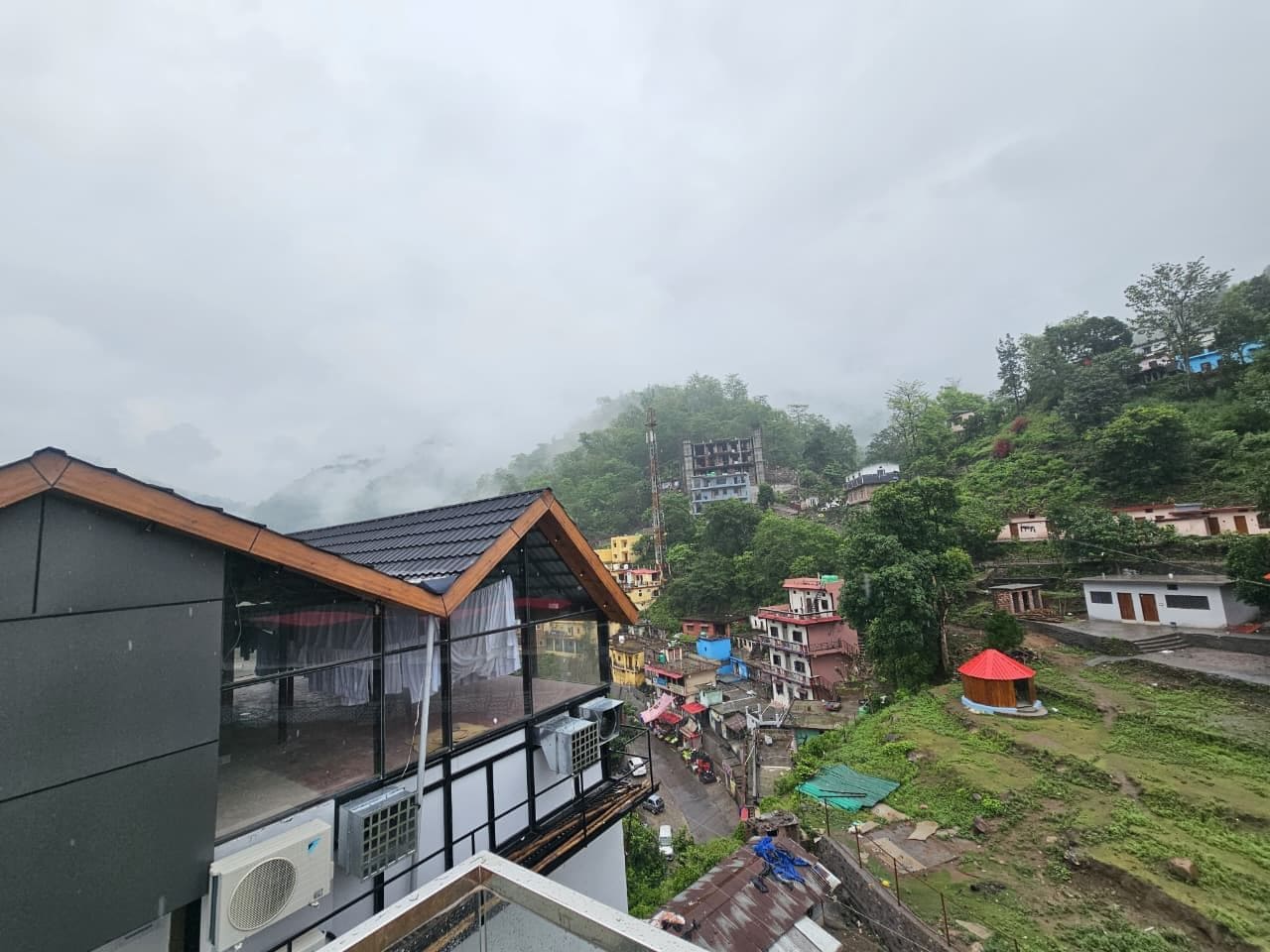Ein Wohngebiet mit einem modernen Gebäude, das große Fenster und einen Balkon hat.