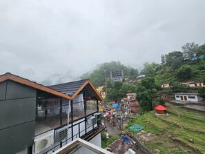 Zona residencial con un edificio moderno que tiene amplios ventanales y un balcón.