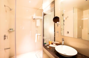 Deluxe Double Room, City View | Bathroom - 6 ONYX (Pimpri-Chinchwad)