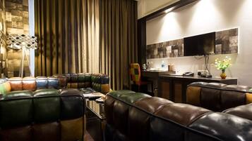 Luxury Room, City View | Living area
