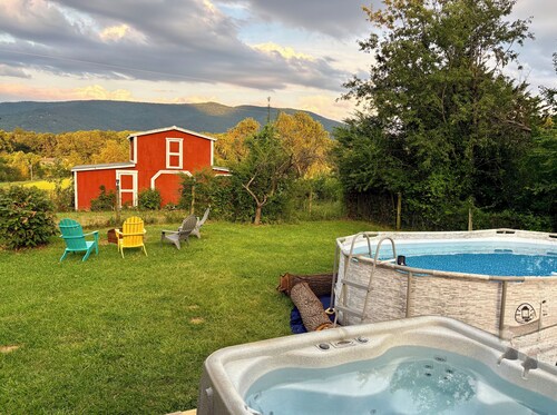 Luray Country Cottage - Pool, Hot Tub & Mountain Views