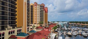 Luxurious Condo Overlooking the Caloosahatchee River in Cape Coral