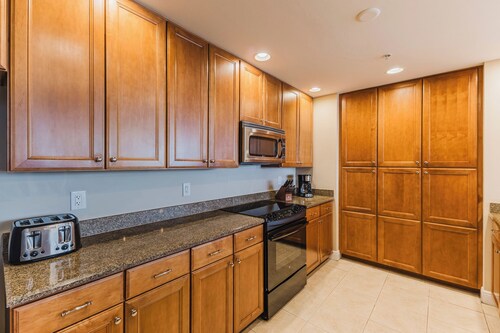 Luxurious Condo Overlooking the Caloosahatchee River in Cape Coral