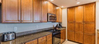 Luxurious Condo Overlooking the Caloosahatchee River in Cape Coral