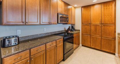 Luxurious Condo Overlooking the Caloosahatchee River in Cape Coral