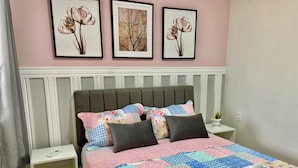 A bedroom with a bed, pillows, a nightstand, and a wall with framed artwork. - 307 2Qtos Funcional bem Localizado (Belém)