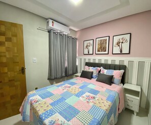 A bedroom with a bed, a nightstand, a dresser, a window with curtains, and wall art. - 307 2Qtos Funcional bem Localizado (Belém)