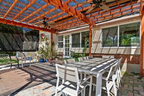 Outdoor dining - Charming 4bed 3bath piano home in Los Angeles by Universal Studio & Hollywood-10 (los angeles)