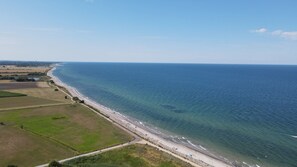 A coastal landscape with a beach, fields, and a clear sky. - Large ground-floor vacation rental (house) with a terrace and carport in Hohenfelde (Hohenfelde)