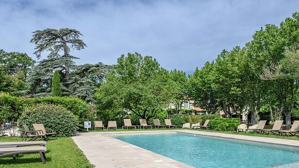 A swimming pool with lounge chairs and a grassy area. - L'HERMITAGE (Pernes-les-Fontaines)