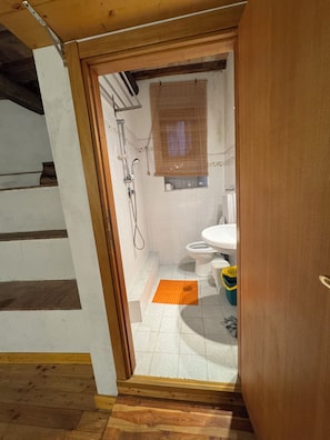 Shower, hair dryer, towels, soap - Orvieto Country House - La Dimora di Joseph - LT36580 - Authentic Orvieto Stone Retreat (Orvieto)