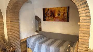 Iron/ironing board, WiFi, bed sheets