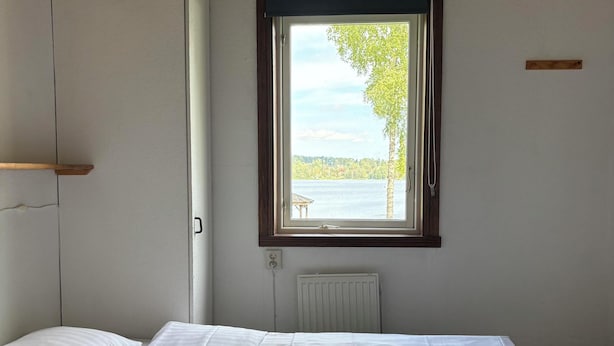 Stuga - uteplats - sjöutsikt