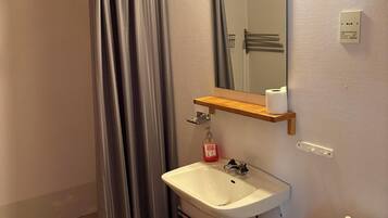 Cottage, patio, vue lac | Salle de bain | Papier toilette