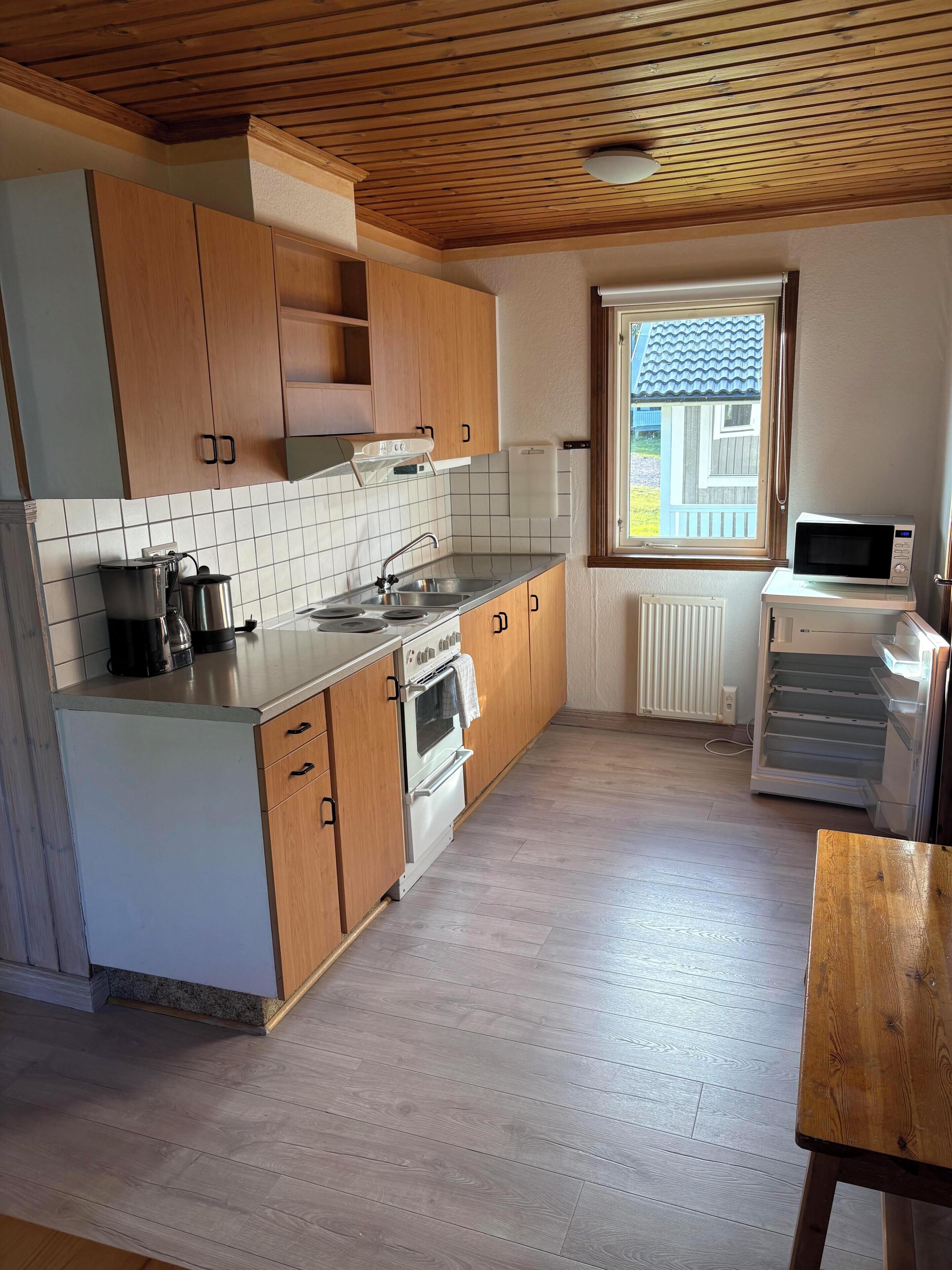Cottage, Patio, Lake View | Private kitchen | Fridge, microwave, oven, stovetop