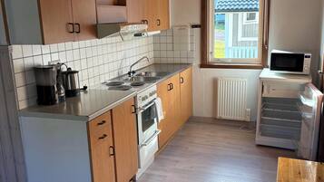 Cottage, Patio, Lake View | Private kitchen | Fridge, microwave, oven, stovetop