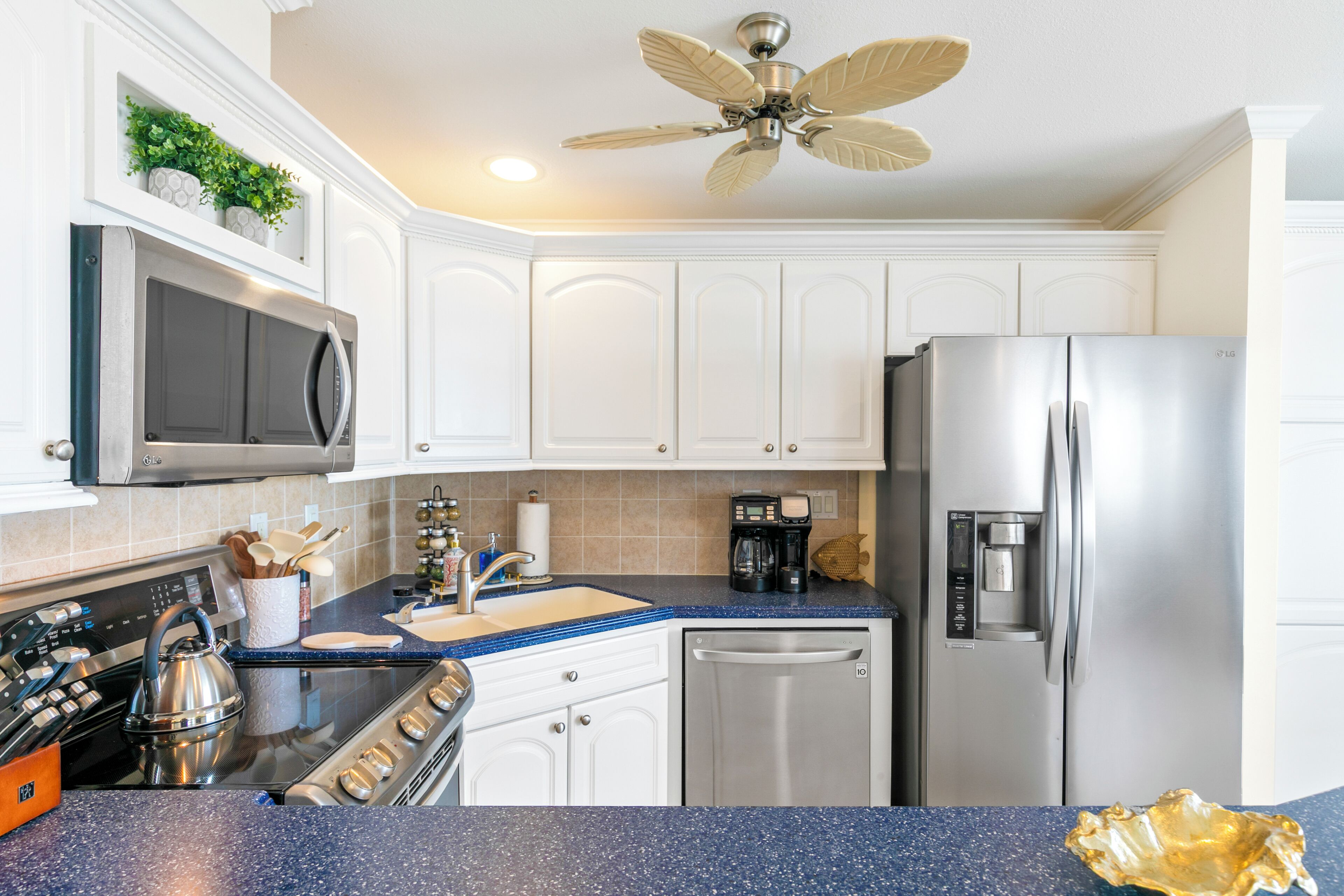 Coffee/tea maker, fridge, microwave, oven
