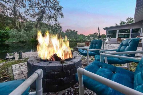 Double Waterfront Estate; 12 Beds, Kayaks, Firepit