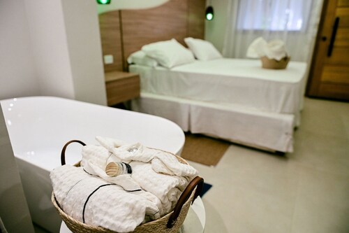 Studio Castelhanos | Bathtub, pool and an amazing view